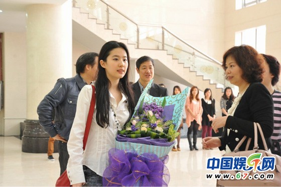 刘亦菲参观服装公司 干爹陈金飞全程陪同亲密随行