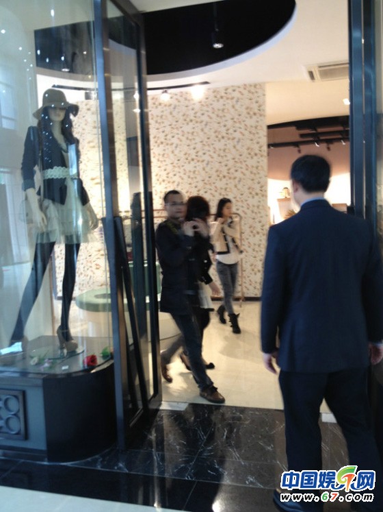 刘亦菲参观服装公司 干爹陈金飞全程陪同亲密随行