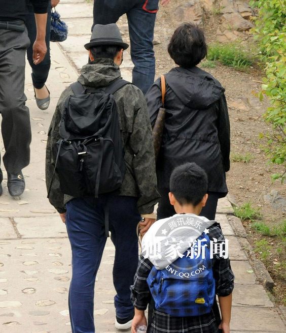 组图：陈坤带家人爬山 为儿子开展励志教育