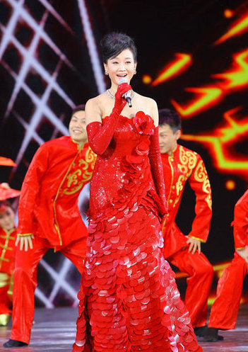 组图：宋祖英华丽红亮片裙放歌 气质高贵