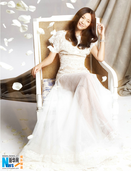 徐静蕾甜美婚纱写真 带着角色披嫁衣