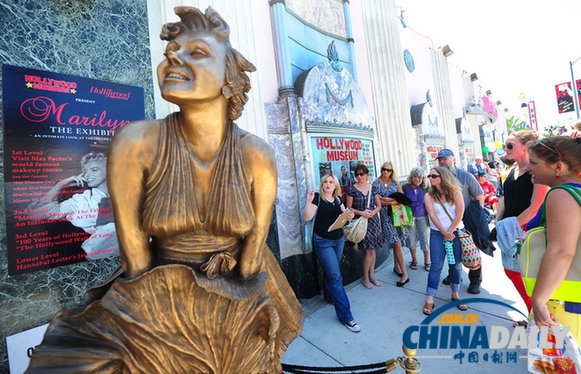 梦露去世50周年 好莱坞塑铜像重现经典造型
