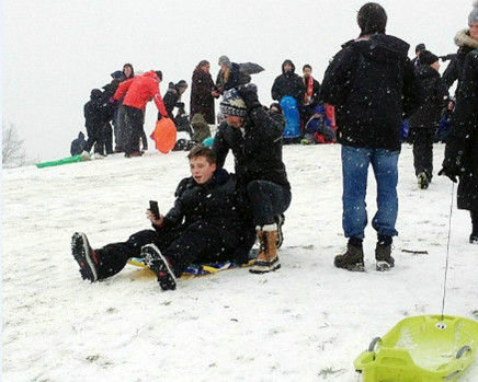贝克汉姆带儿子滑雪 兄弟三人雪地打滚自拍