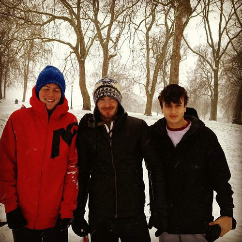 贝克汉姆带儿子滑雪 兄弟三人雪地打滚自拍