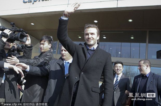 贝克汉姆抵京展开中国行 与小朋友亲切握手