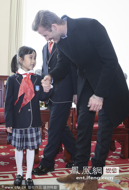 贝克汉姆抵京展开中国行 与小朋友亲切握手
