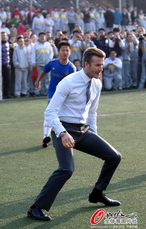 贝克汉姆北京正装上场踢球 身姿矫健