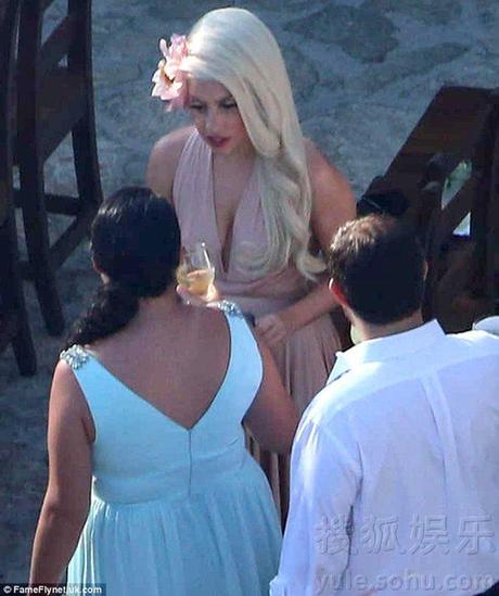 Lady Gaga深V裙当伴娘 美背抢镜