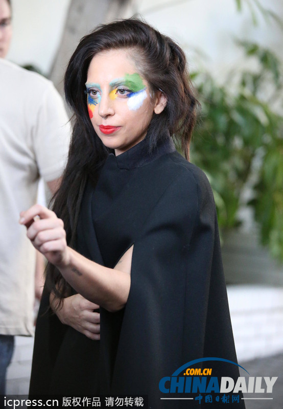 Lady Gaga宣传单曲 疲态尽显浓烈彩妆遮不住