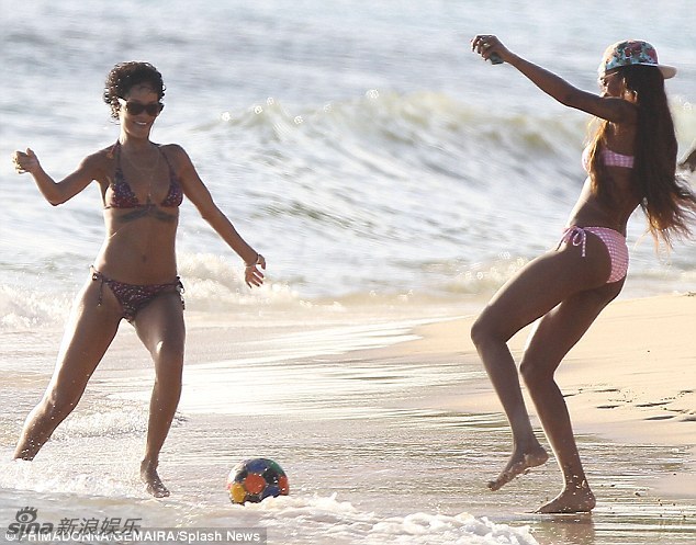 蕾哈娜携绯闻女友沙滩玩足球大秀好身材