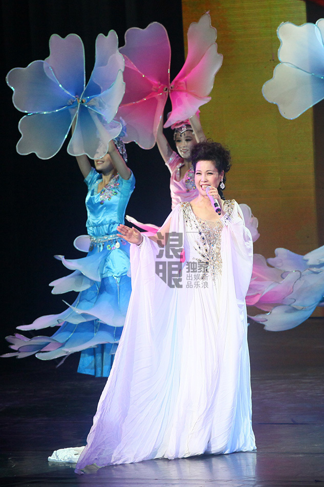 梦鸽庭审后赶场演出一袭白裙光彩照人