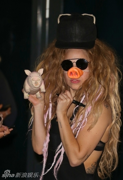 Lady Gaga戴猪鼻上阵 侧身露内衣现纹身