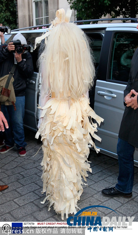 Lady Gaga塑胶人妆容扮“女鬼” 全新纸条长裙再攀高峰
