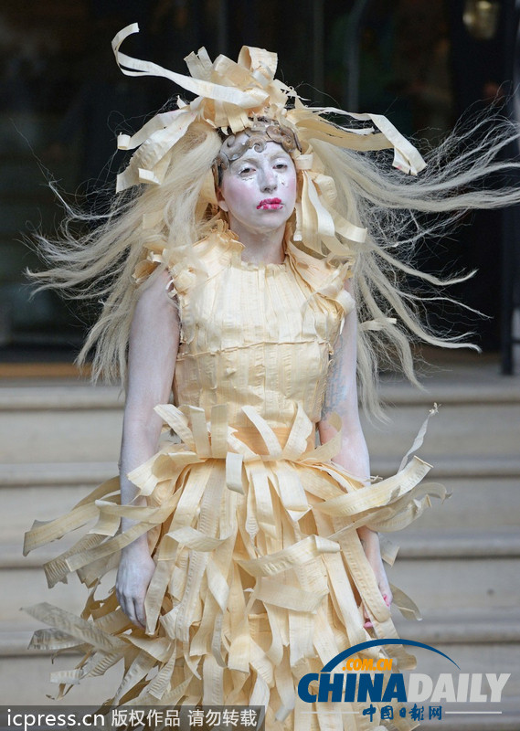 Lady Gaga塑胶人妆容扮“女鬼” 全新纸条长裙再攀高峰