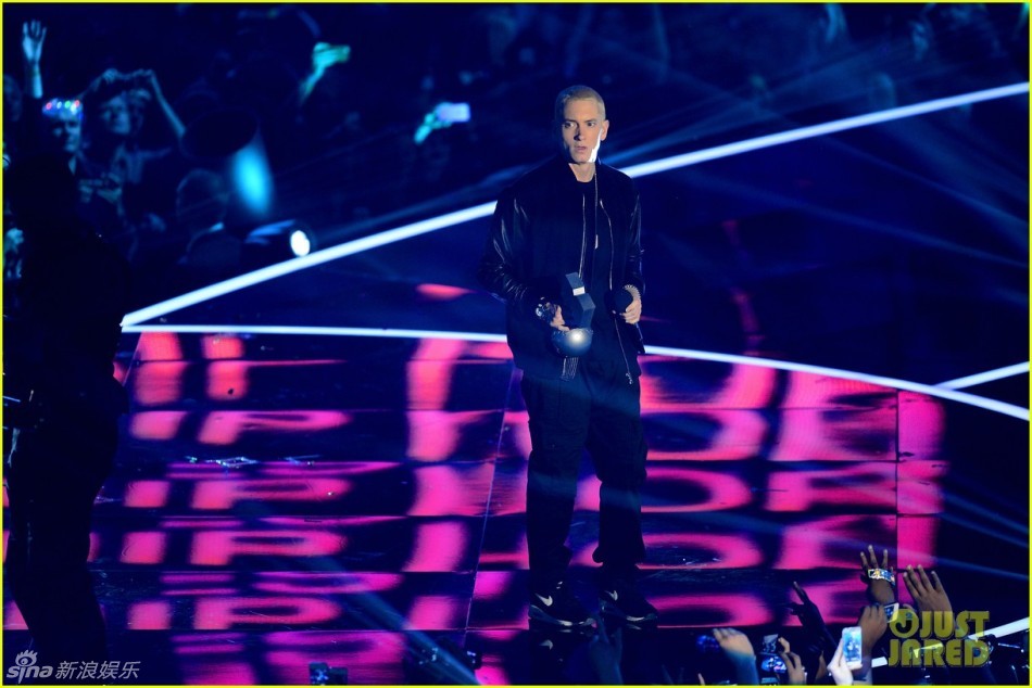 Eminem获最佳嘻哈歌手奖 淡定发言未见兴奋