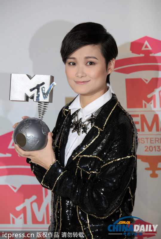 水果姐性感亮相MTV欧洲音乐大奖李宇春摘全球最佳艺人奖