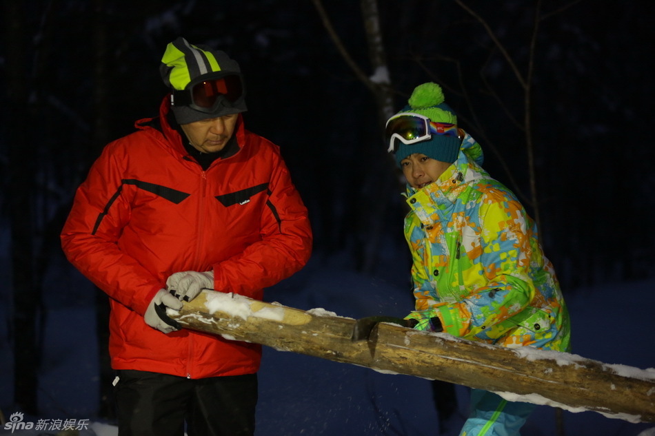 《爸爸去哪》爸爸冰天雪地劈木头 萌娃做雪橇开心