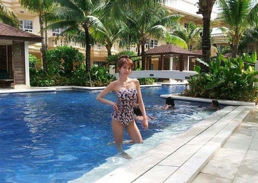 韩国大学女教师晒泳装照秀大长腿(图)
