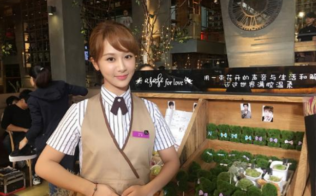 杨紫晒《欢乐颂2》片场照 邱莹莹身着咖啡店服装这是升职啦？