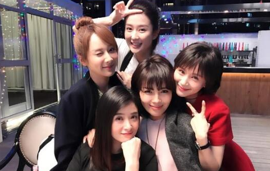 杨紫晒《欢乐颂2》片场照 邱莹莹身着咖啡店服装这是升职啦？