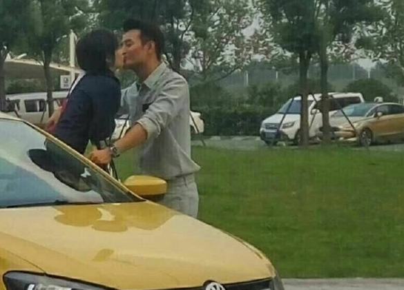 杨紫晒《欢乐颂2》片场照 邱莹莹身着咖啡店服装这是升职啦？