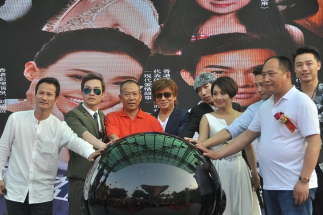 张启辉颜仟汶出席电影《夜战风云》东莞梦幻百