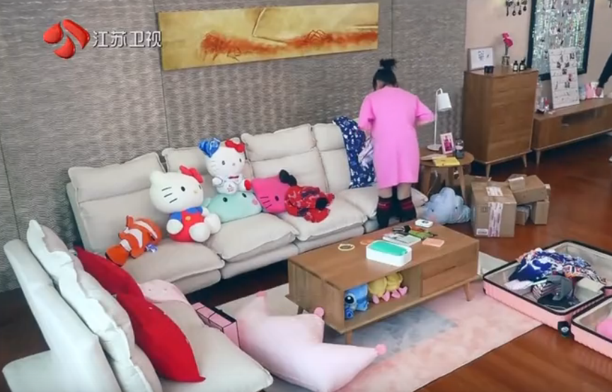 吴昕家曝光衣服乱丢快递成堆 潘玮柏惊呆吐槽乱