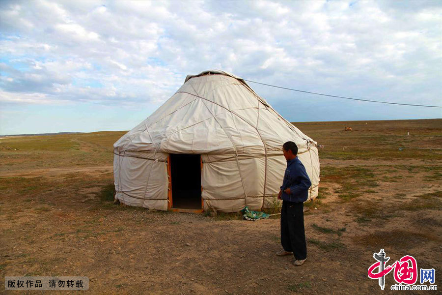 哈萨克族小牧民叶尔江家的牧驼生活