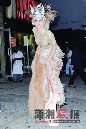 Lady GaGa现身公园拍写真 穿高跟鞋不慎跌倒(图)