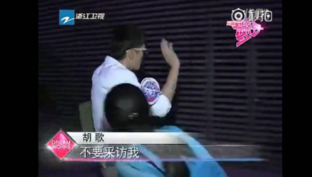 高圆圆捂脸杨幂语无伦次 跟明星比追星你会输