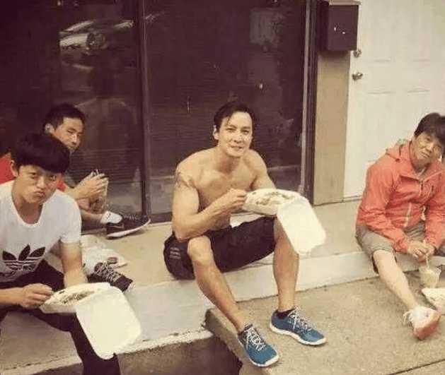 明星在剧组怎么吃饭?baby十菜一汤 胡歌吴彦祖抢盒饭