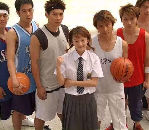 《mvp情人》,和当初很火的5566组合一同搭档,陈乔恩在里面演女n号